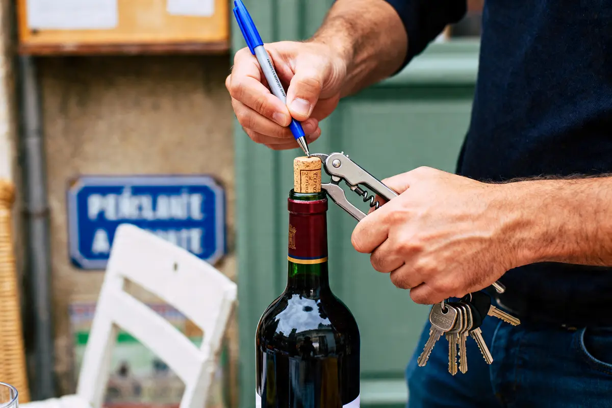 Comment ouvrir une bouteille de vin sans tire bouchon : 5 astuces