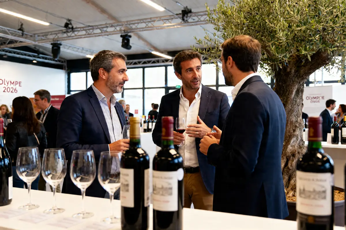 Des hommes discutent autour de verres de vin au salon des vins de Bordeaux